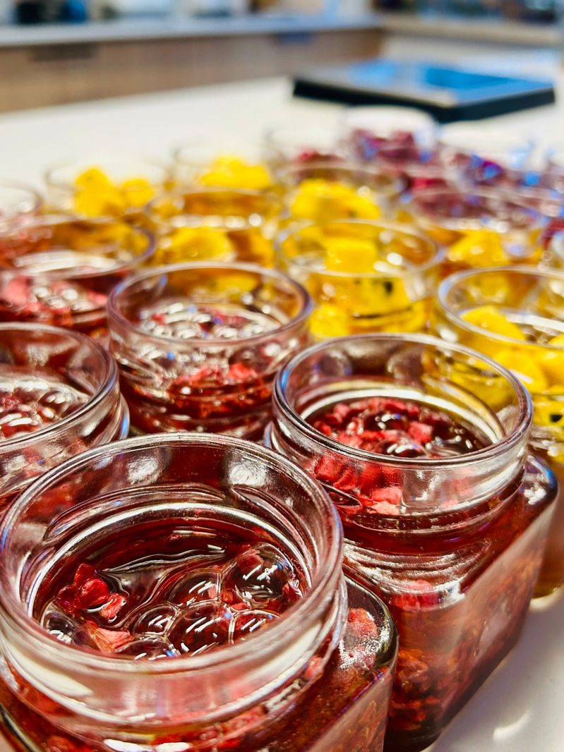 Słoiki miodów z dodatkami: truskawki, mango i płatki róży