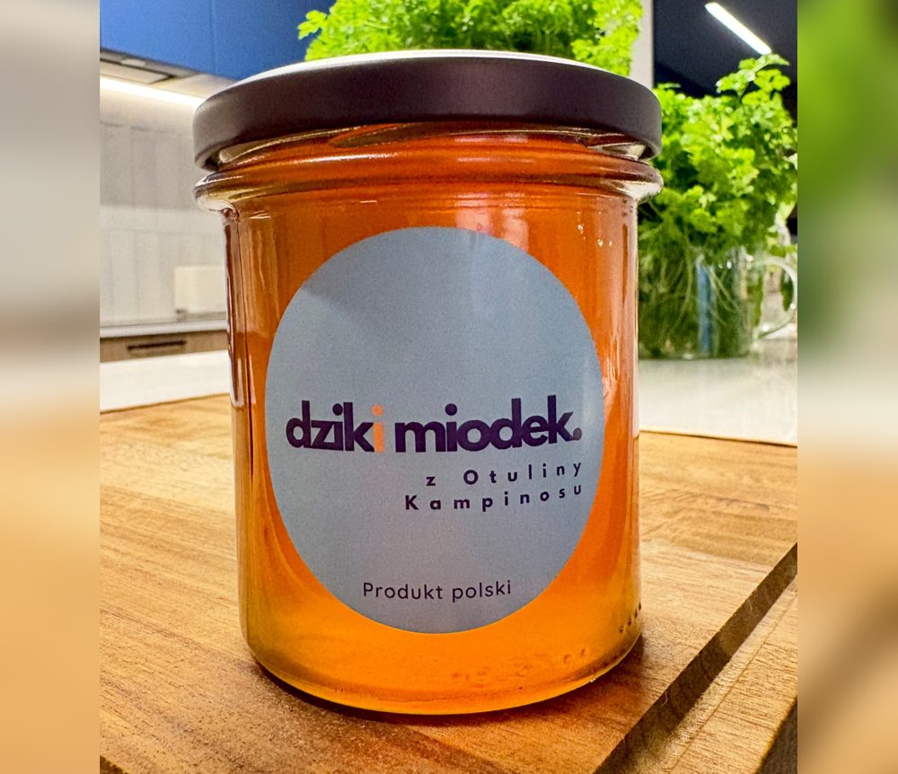 Miód Delikatna Spadź — słoik z etykietą dziki miodek