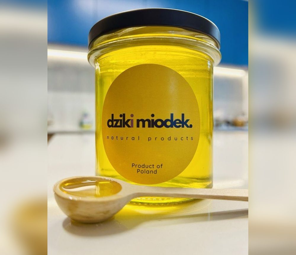 Miód nawłociowy dziki miodek w słoiku, na kuchennym blacie